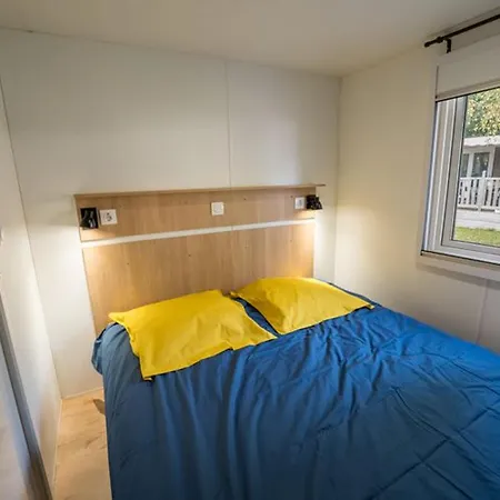 Kemping Mobil-home 35m² Avec Terrasse Pour 6 Personnes - Api-1-52-561 *
